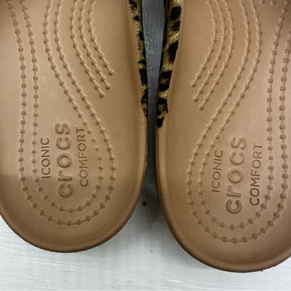 CROCS Women's Kadee II Leopard Flip Flop Women's Sandals Ionic Comfort - Picture 2 of 8